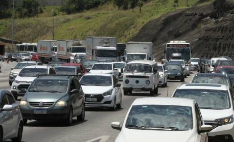 Homem morre atropelado próximo à passarela na Linha Amarela