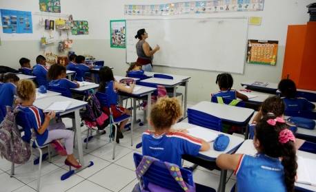 IBGE: 5 de 25 estados com docentes em jornada de 40h/semana não cumpriam piso em 2021