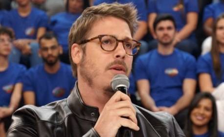 Fabio Porchat critica Bolsonaro ao ser vacinado contra a covid-19: 'Ladrão de vacina'