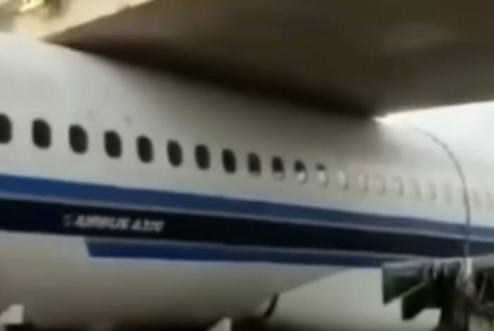Transportadora tentou transportar fuselagem da aeronave por baixo de um viaduto na China