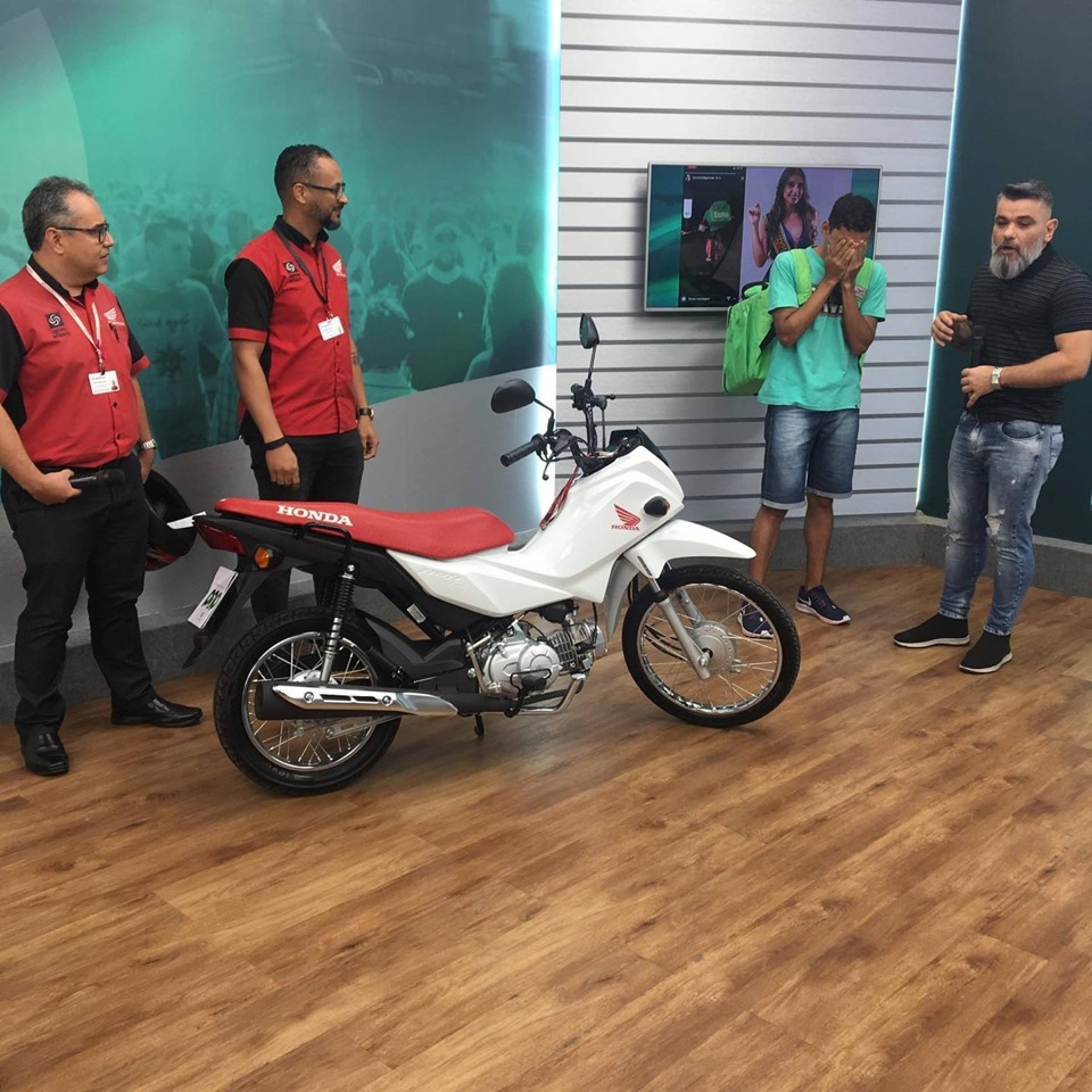 Luiz André ganhou uma moto após ter sido alvo de deboche de miss  - Reprodução de internet 