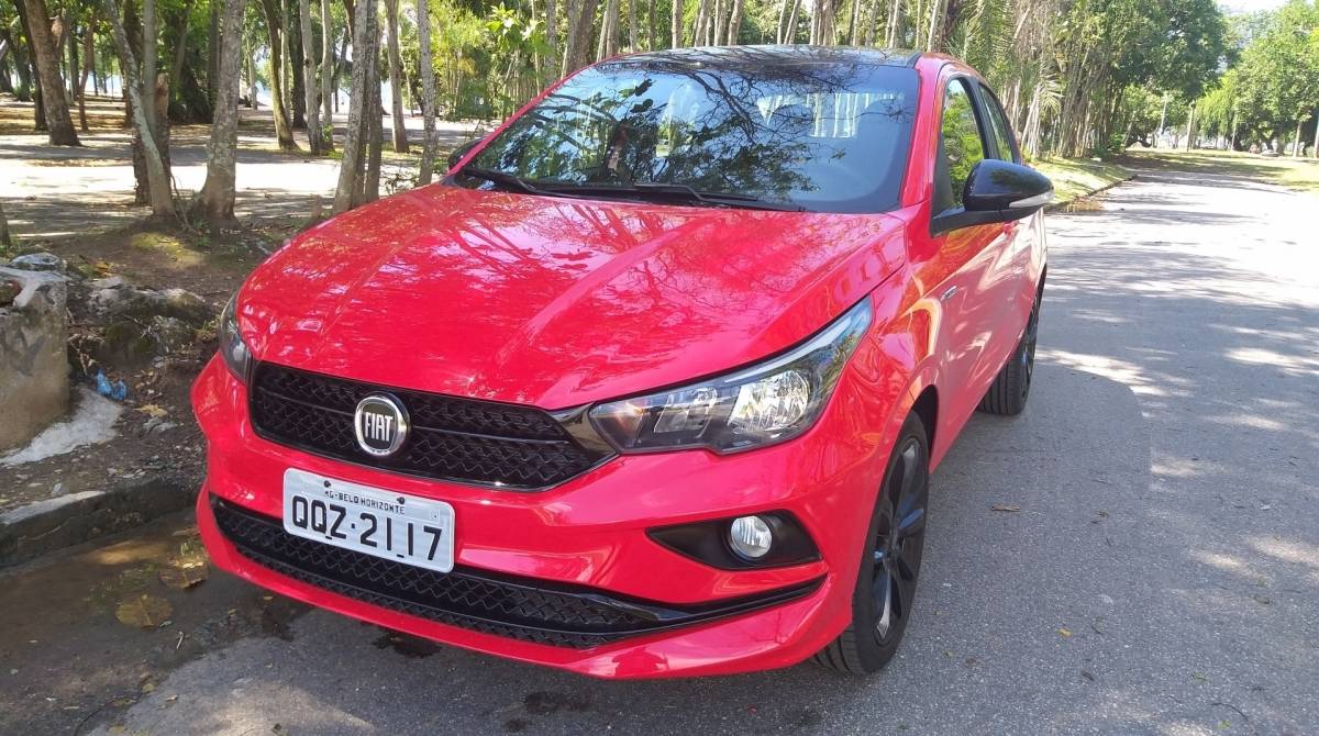 A versão conta com design com grade em preto brilhante na dianteira