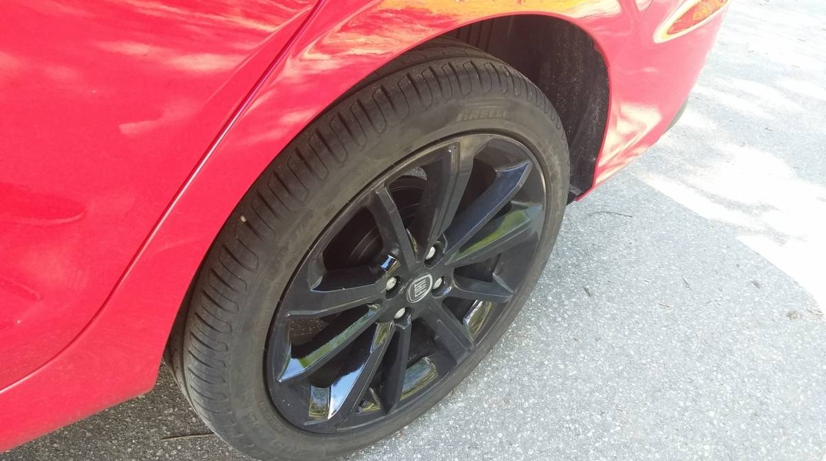 As rodas de liga leve em preto brilhante são de 17 polegadas e os pneus 205/45 R17 têm perfil razoavelmente baixo 