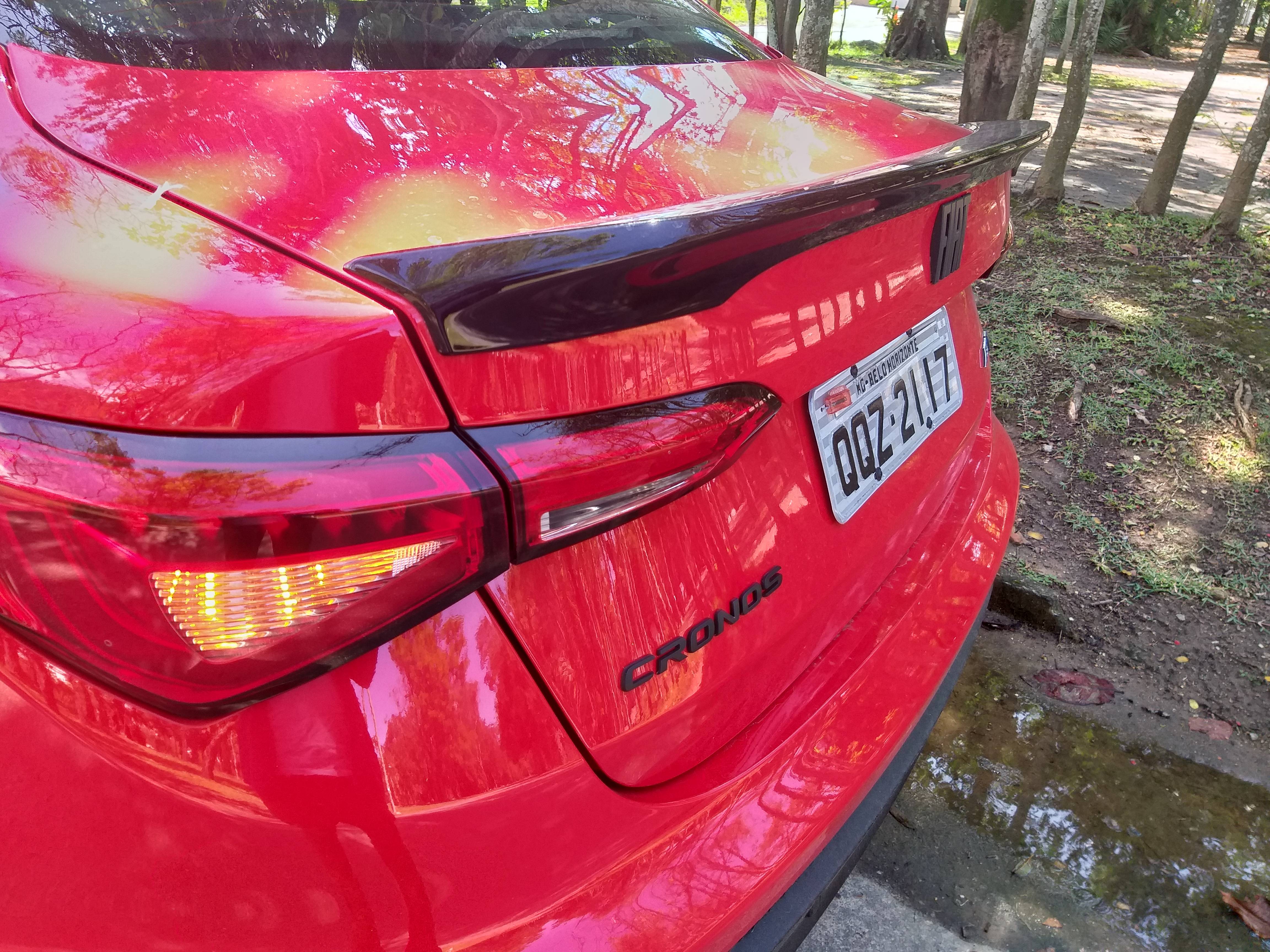 A traseira é incrementada por um aerofólio na tampa do porta-malas, que também traz o 'Fiat' em preto