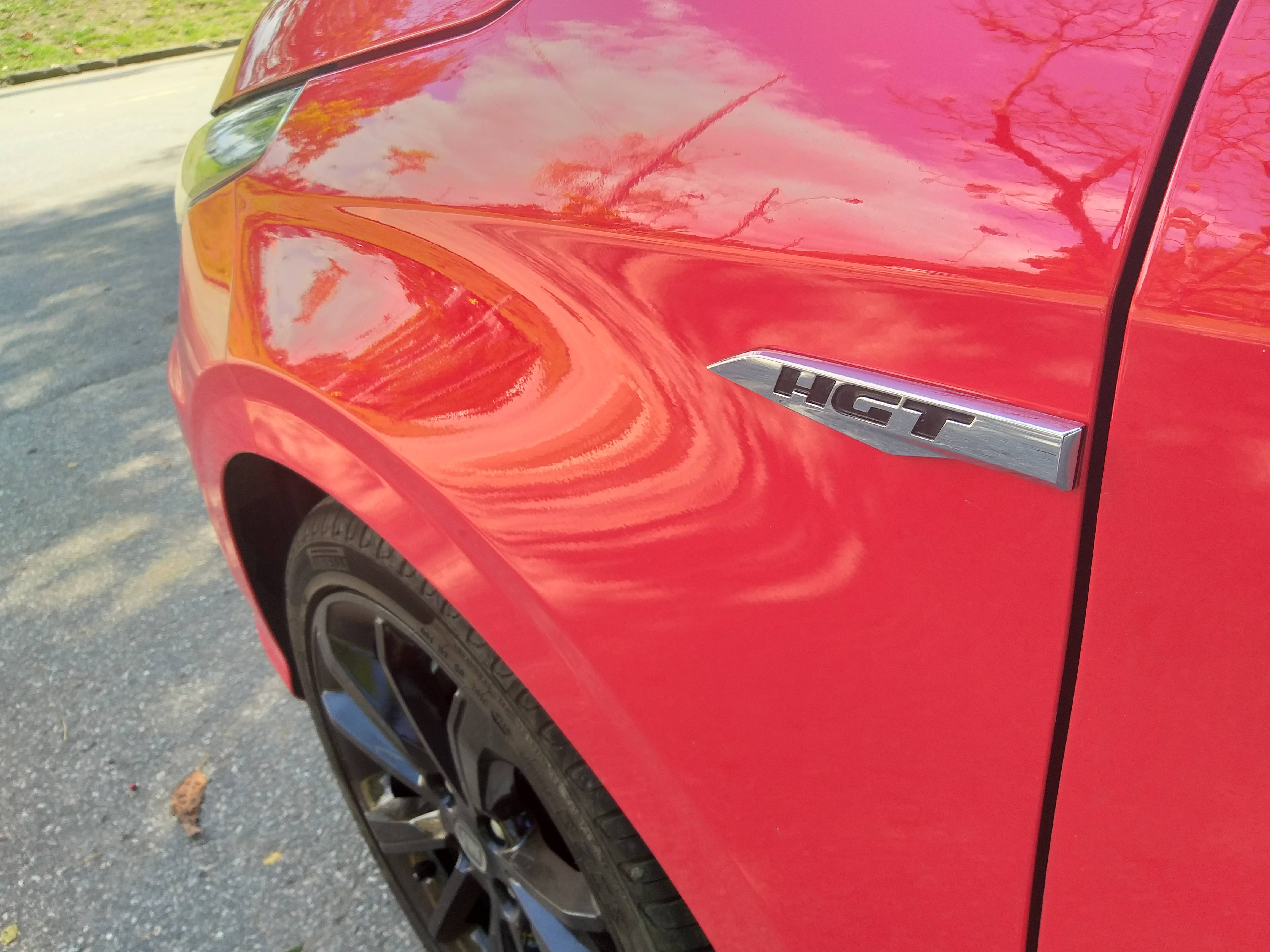 Assim como no restante da linha, emblema alusivo à versão fica posicionado no limite do para-lama com as portas dianteiras