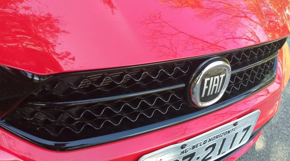 Logo da Fiat tem fundo escurecido na versão topo 