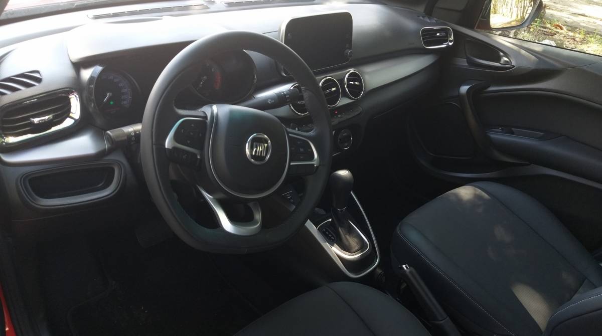 Interior da versÃ£o abusa dos tons escurecidos no painel, teto e bancos. Volante tambÃ©m tem logo com fundo em preto