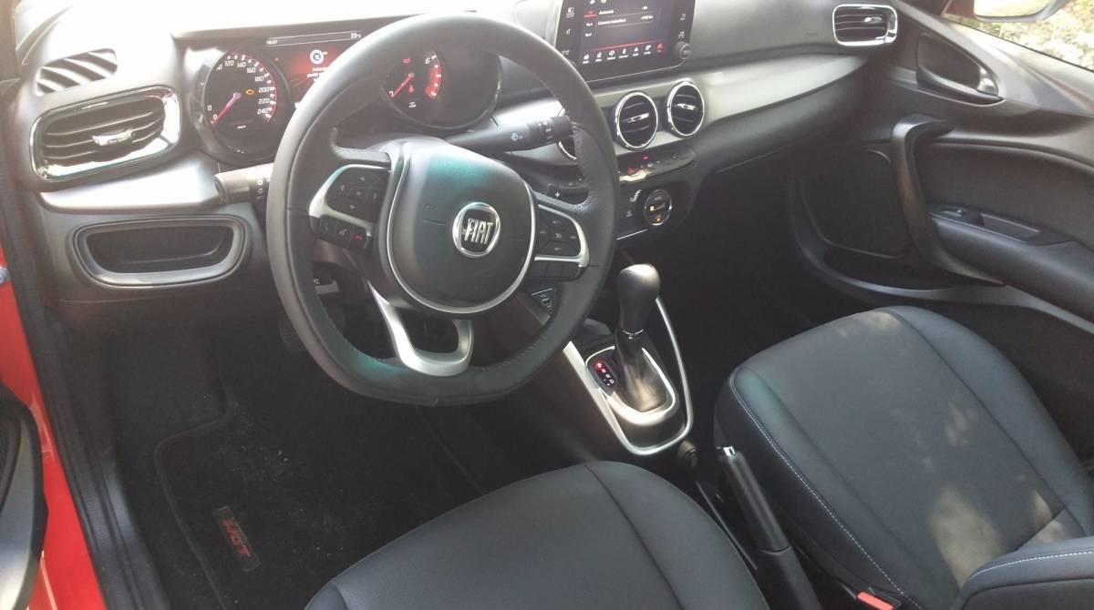 Interior da versão abusa dos tons escurecidos no painel, teto e bancos. Volante também tem logo com fundo em preto