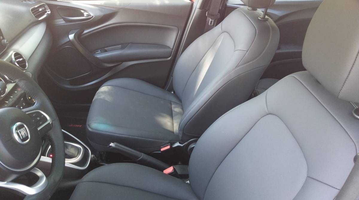 Bancos dianteiros tem bom apoio para as costas, mas fica devendo mais suporte para as pernas