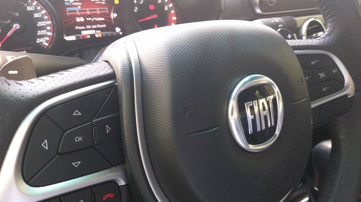 Volante também tem logo com fundo em preto. Painel de instrumentos da opção tem dimensão boa e apresenta parâmetros suficientes 