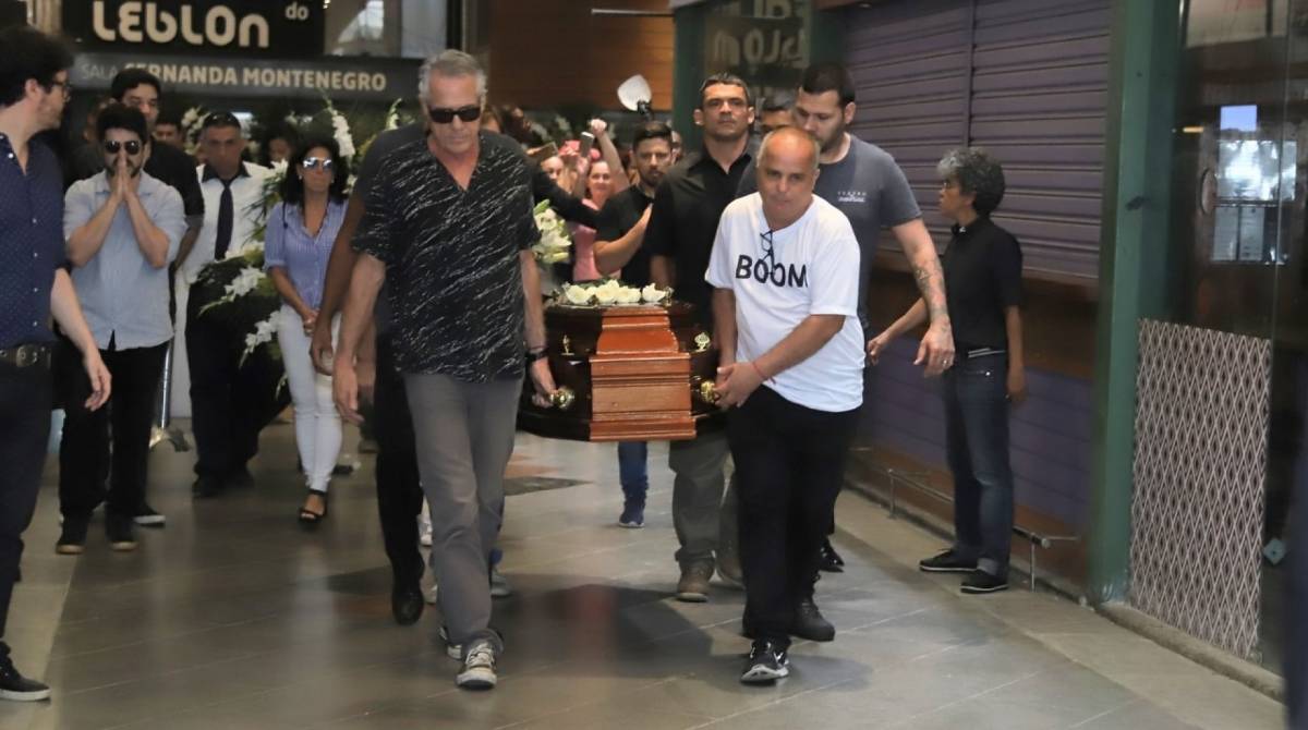 Corpo de Jorge Fernando deixa o Teatro Leblon e segue para o Cemit&eacute;rio da Penit&ecirc;ncia, no Caju - Ag. News