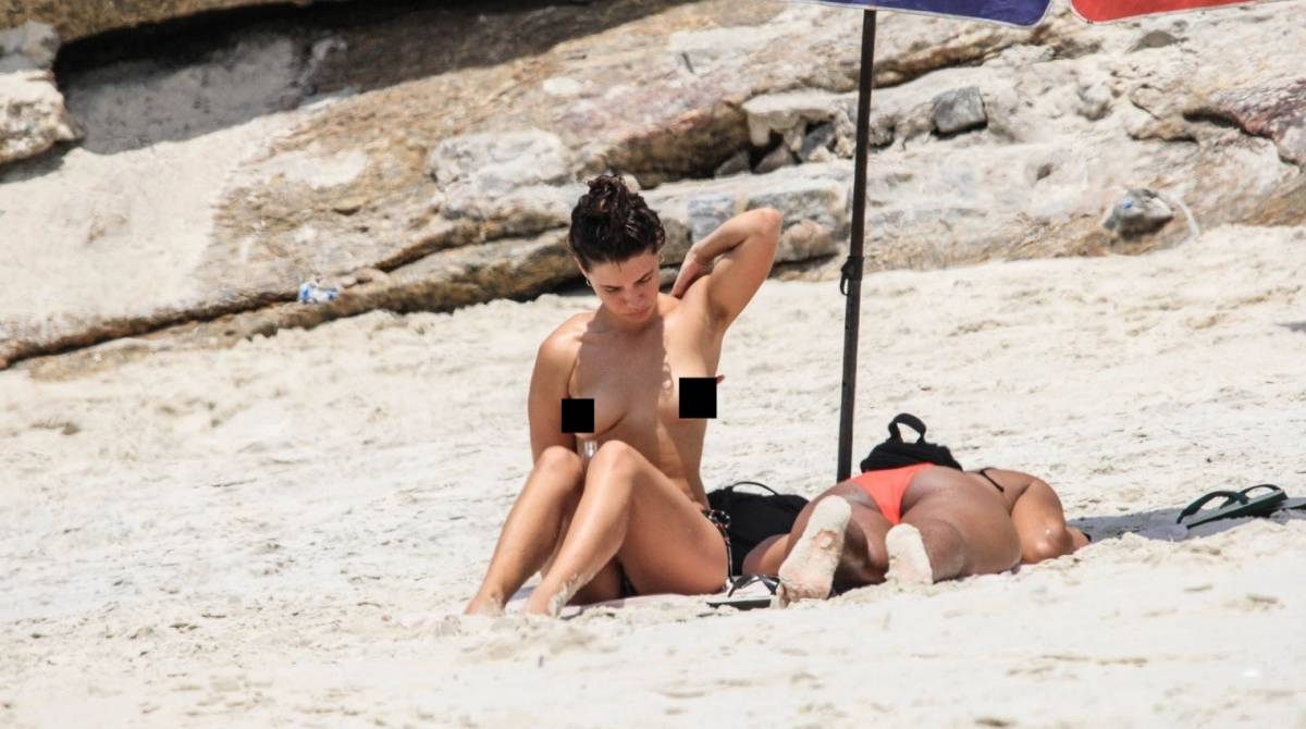 Bruna Linzmeyer curte praia em clima de romance com novo affair