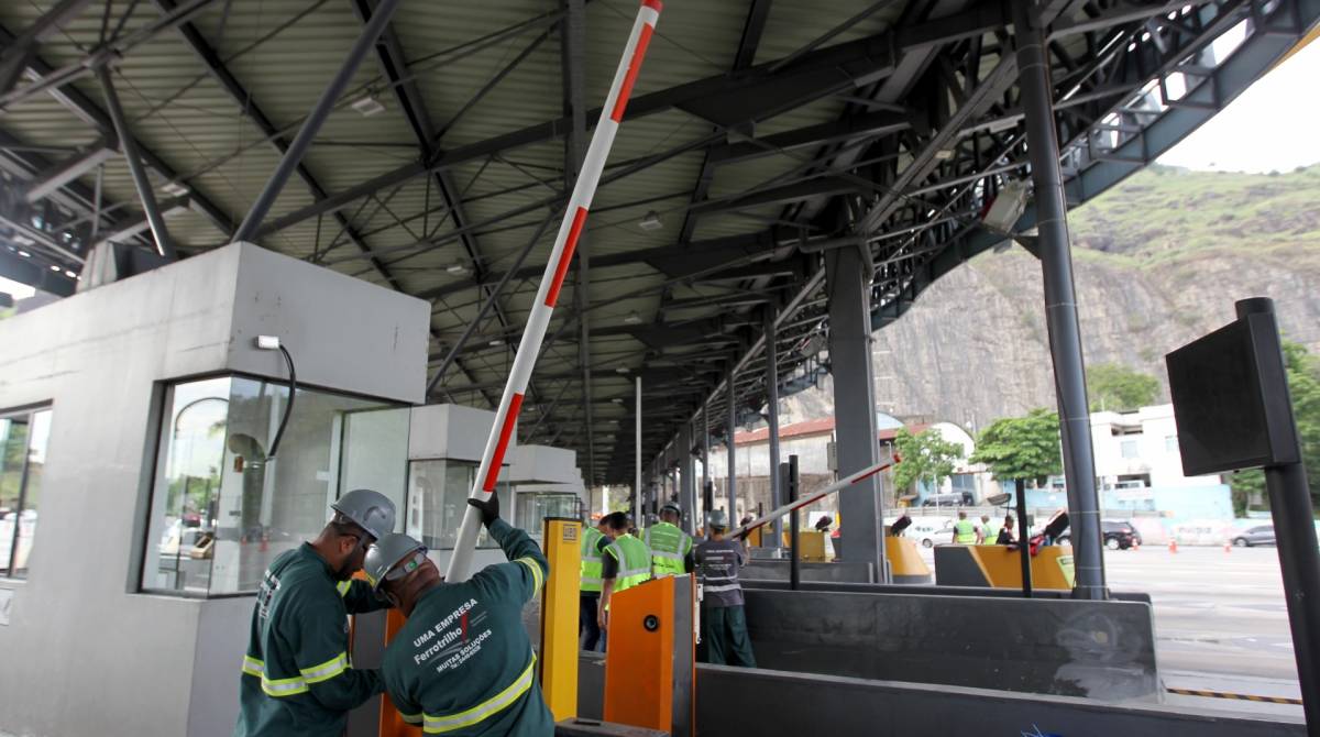 Cerca de 100 funcion&aacute;rios trabalham na reconstru&ccedil;&atilde;o da pra&ccedil;a do ped&aacute;gio - Luciano Belford / Ag&ecirc;ncia O Dia