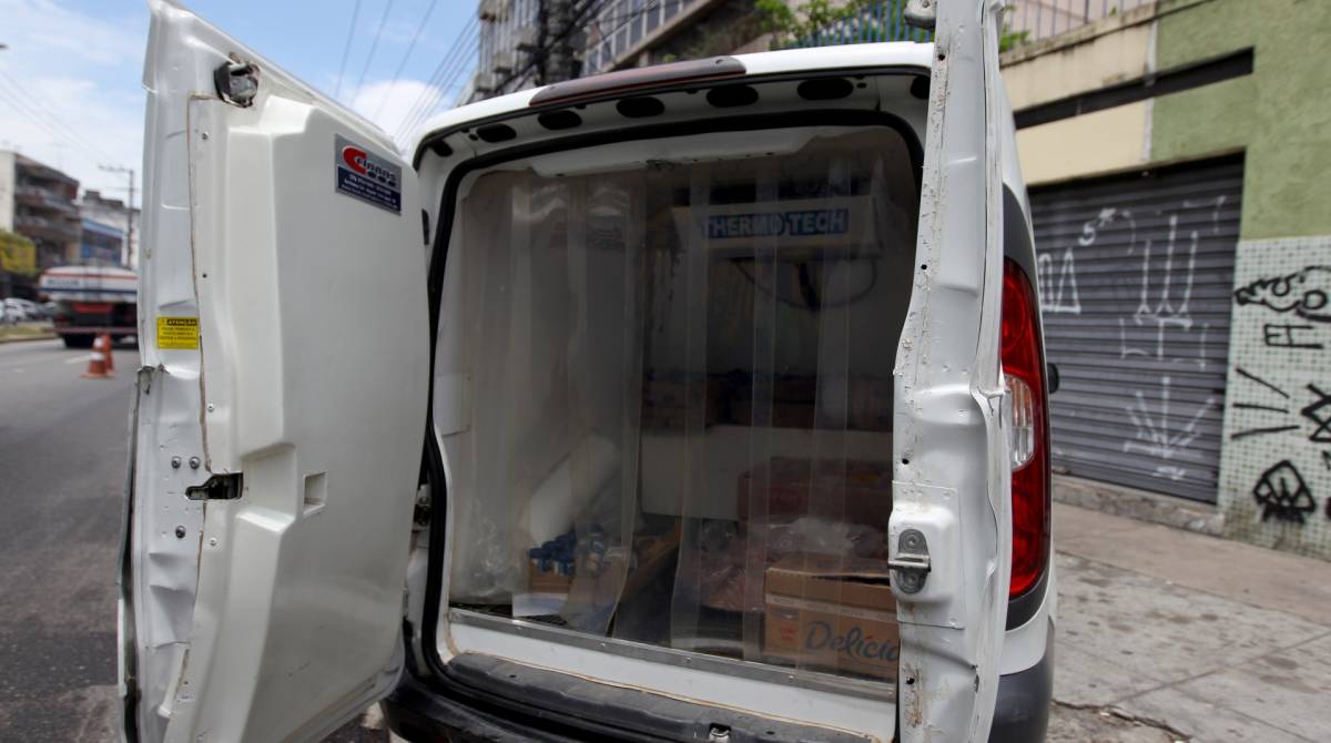 Carga roubada era composta por alimentos como carne, requeijão e iogurte, e estava avaliada em R$ 3,2 mil - Luciano Belford