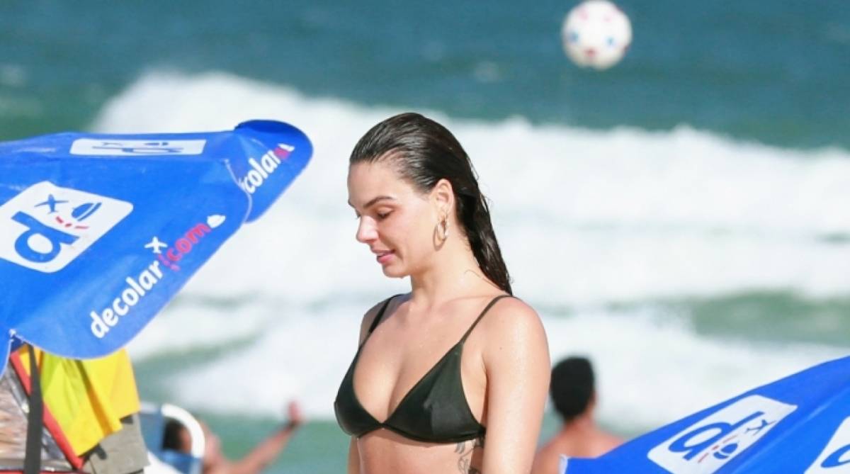 Isis Valverde curte dia de praia na Barra da Tijuca, na Zona Oeste do Rio, nesta segunda-feira