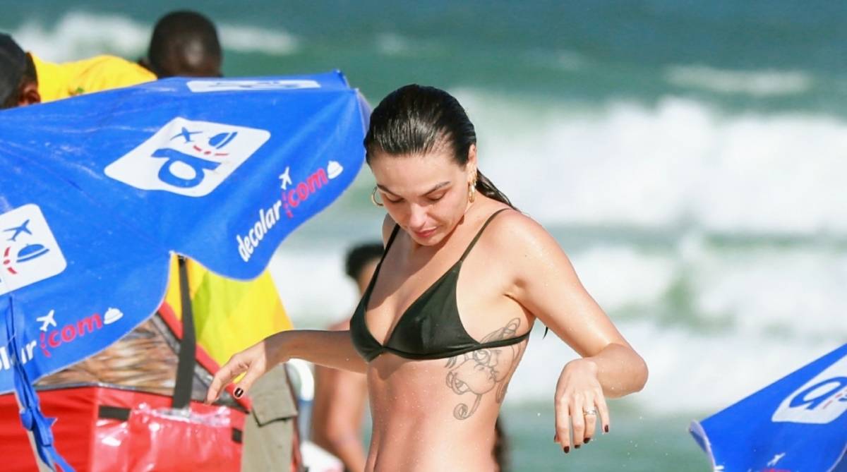 Isis Valverde curte dia de praia na Barra da Tijuca, na Zona Oeste do Rio, nesta segunda-feira