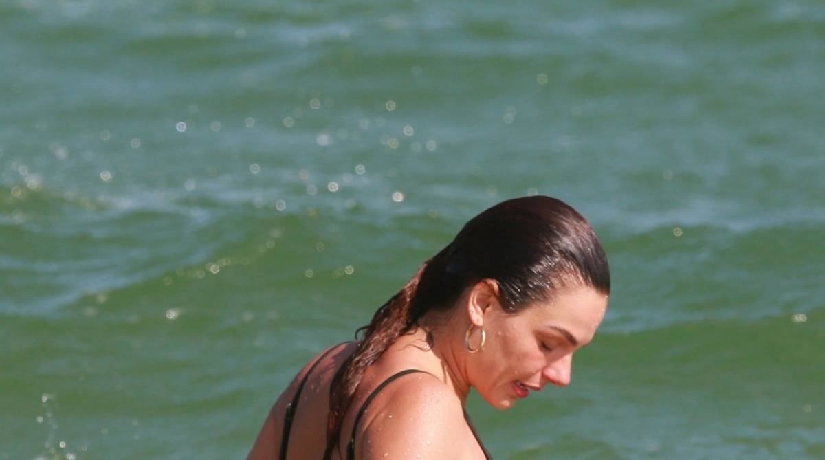 Isis Valverde curte dia de praia na Barra da Tijuca, na Zona Oeste do Rio, nesta segunda-feira