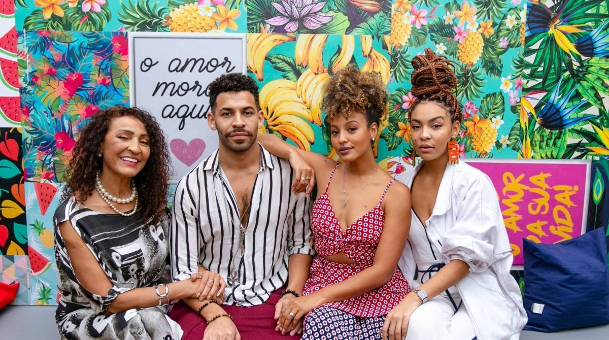 Sheron Menezzes em família, com a mãe e os irmãos