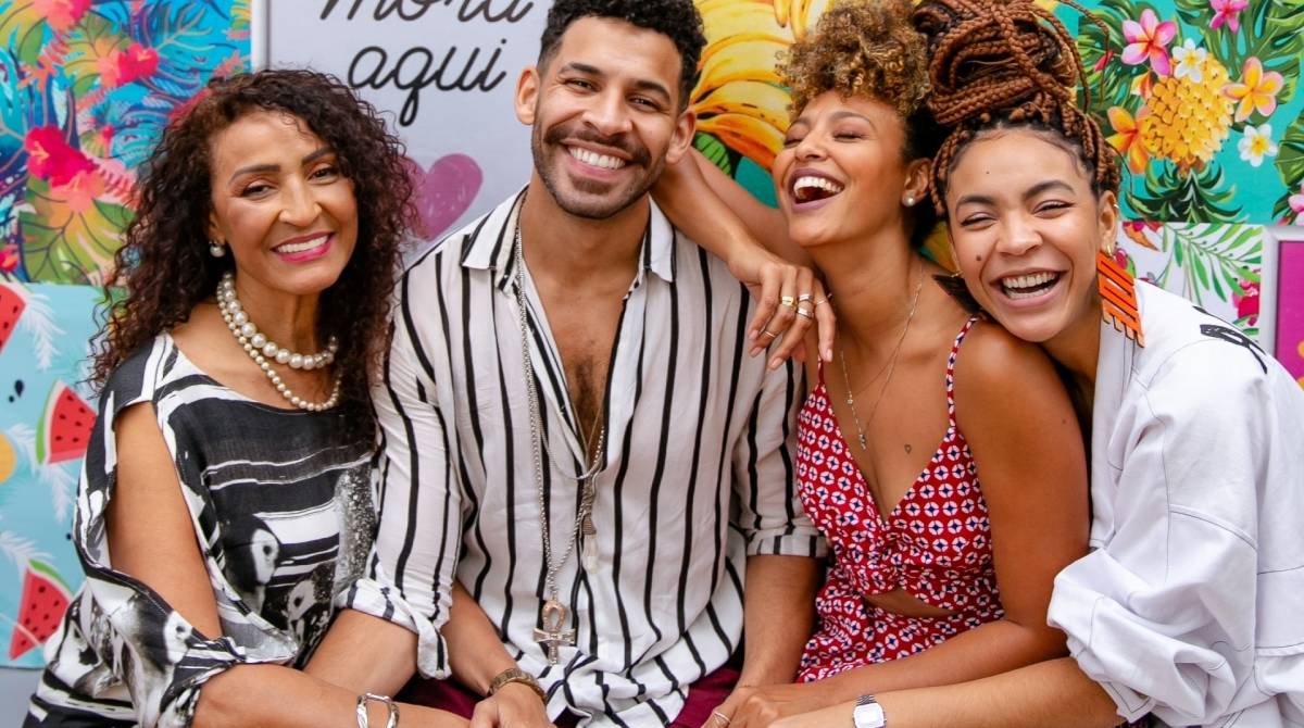 Trabalho feito em família: Sheron Menezzes em família, com a mãe e os irmãos; acima, em uma das cenas de \'A Namoradeira\'