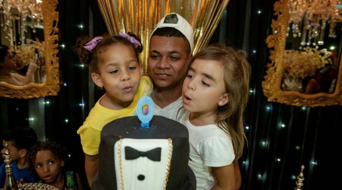 Mc Duduzinho comemora aniversário ao lado das filhas - Alexander Diniz