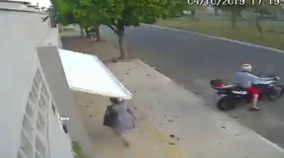 Mulher ficou cerca de 1h presa dentro de garagem - Reprodução/Twitter