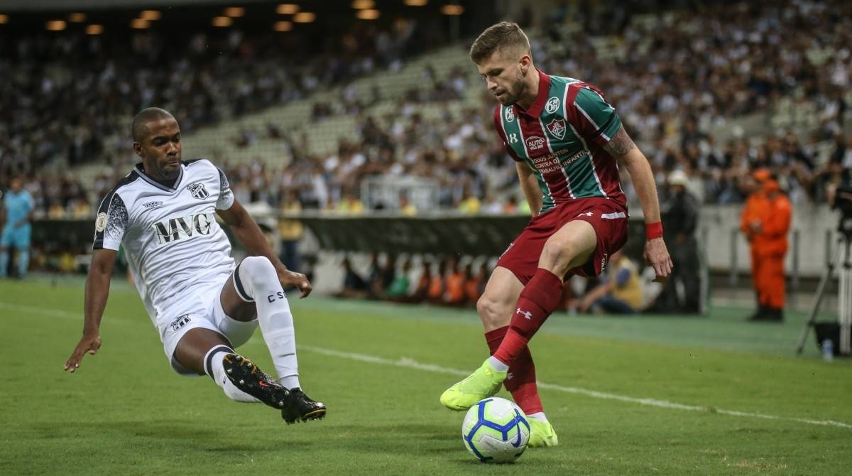 Bem marcado, Caio Henrique tenta dominar a bola: o Fluminense perdeu e se complicou muito na briga para fugir da zona da degola do Brasileiro   - LUCAS MERÇON / FLUMINENSE F.C
