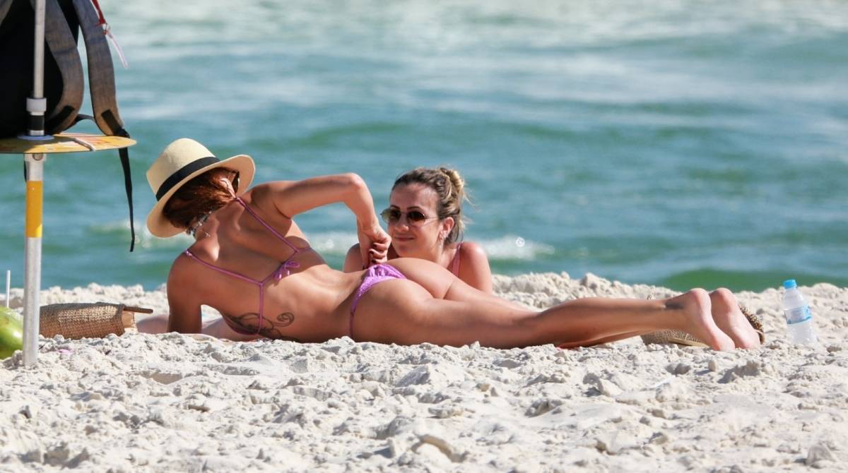 Isis Valverde curte dia de sol com amiga na praia