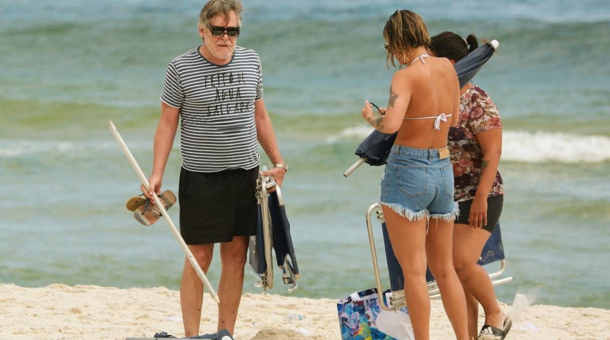 José de Abreu e a namorada na praia