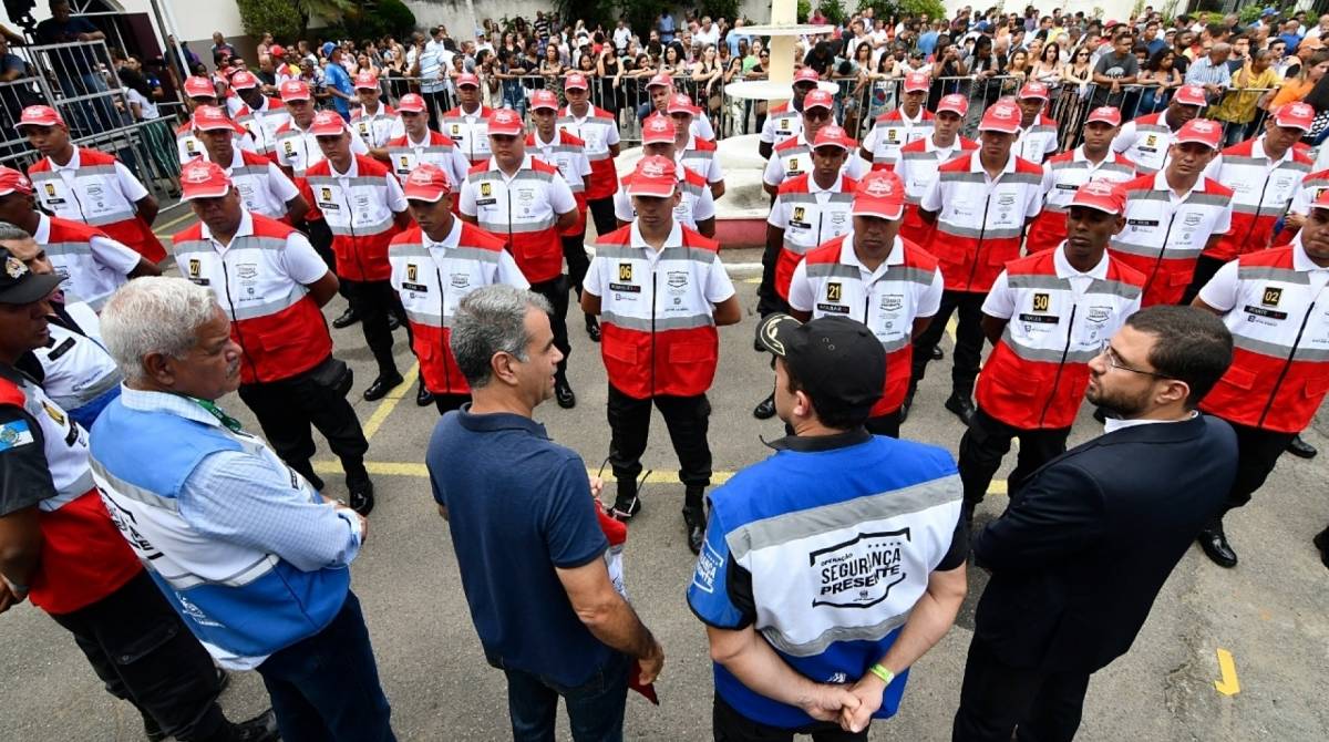 Rogerio Lisboa e outras autoridades vistoriam a tropa 