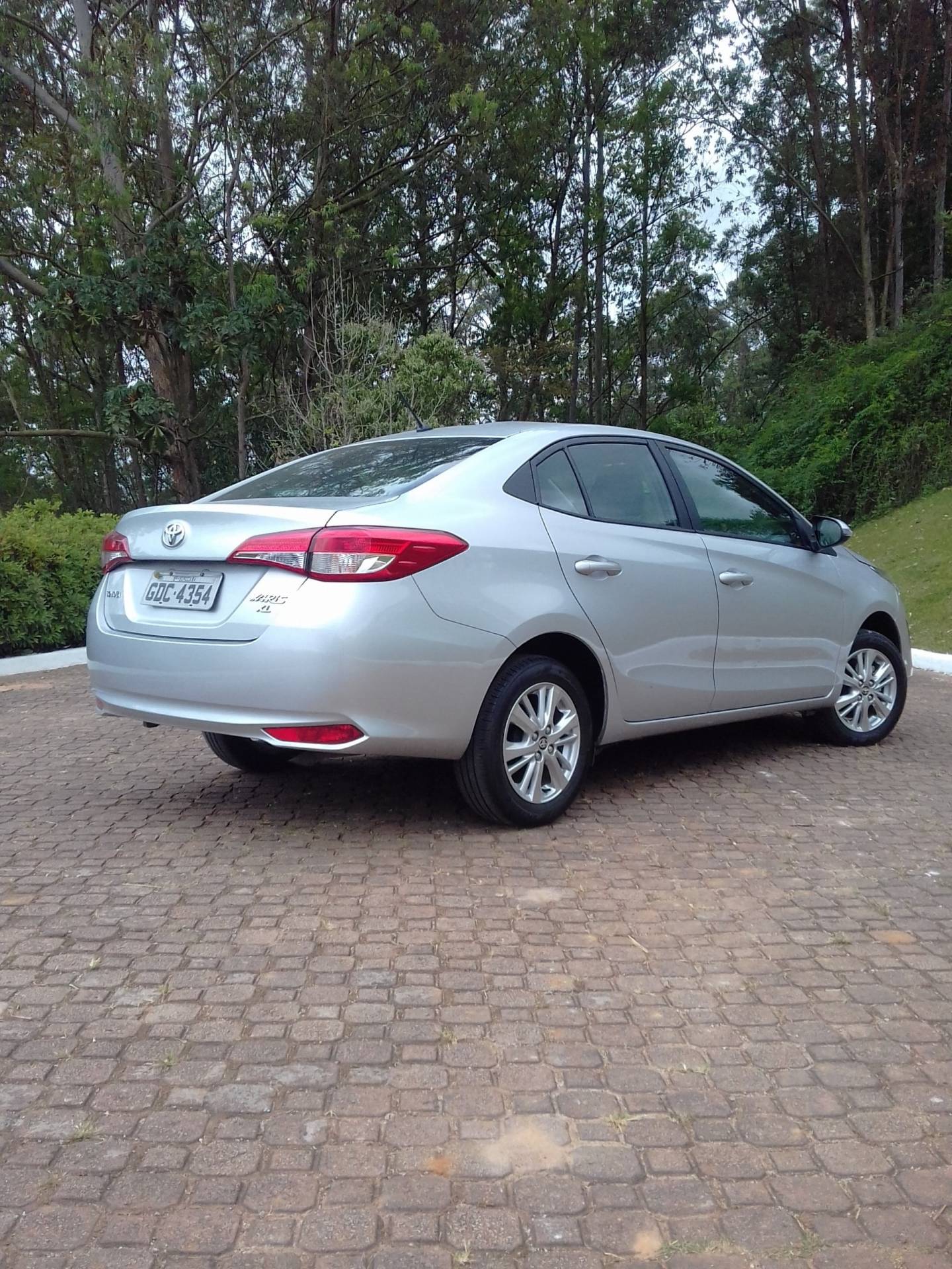 Yaris sedã é bem equipado e econômico