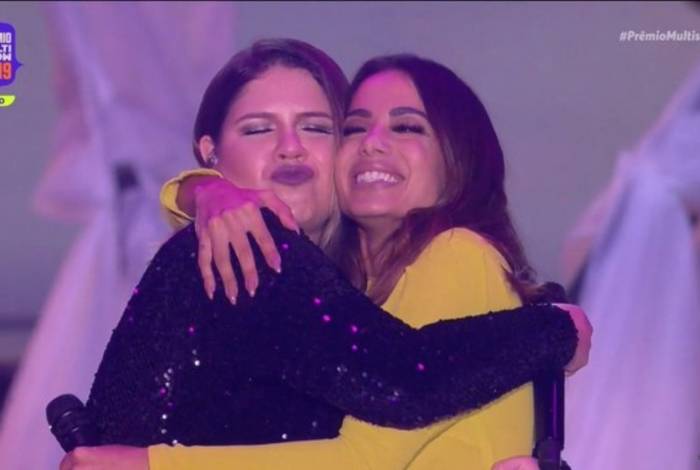 Anitta e Marília Mendonça lançaram Some Que Ele Vem Atrás durante o Prêmio Multishow - Reprodução/Multishow