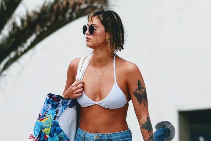 José de Abreu e a namorada na praia - Ag. News