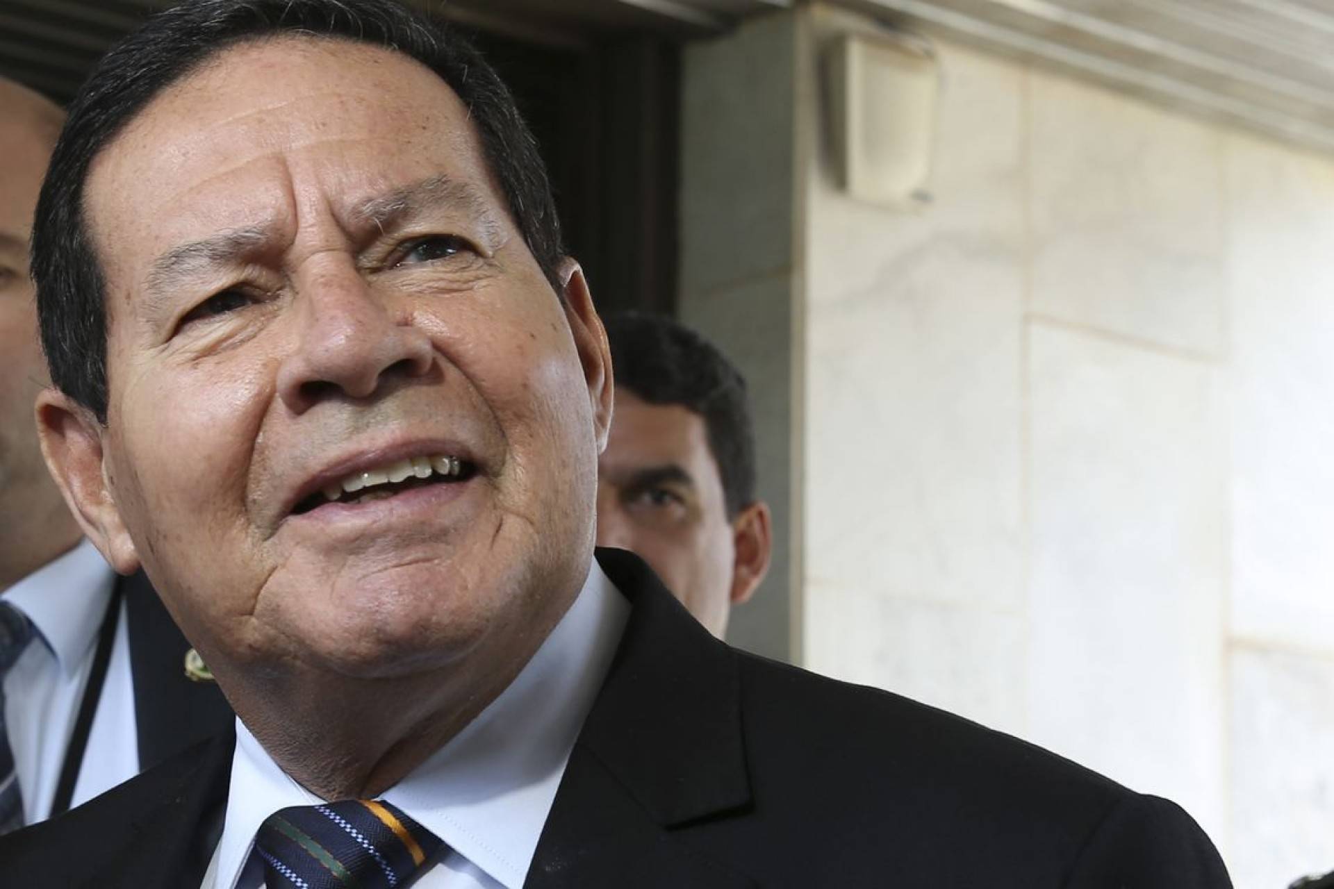Viagem de Mour&atilde;o para Angola j&aacute; custou R$ 340 mil para os cofres p&uacute;blicos