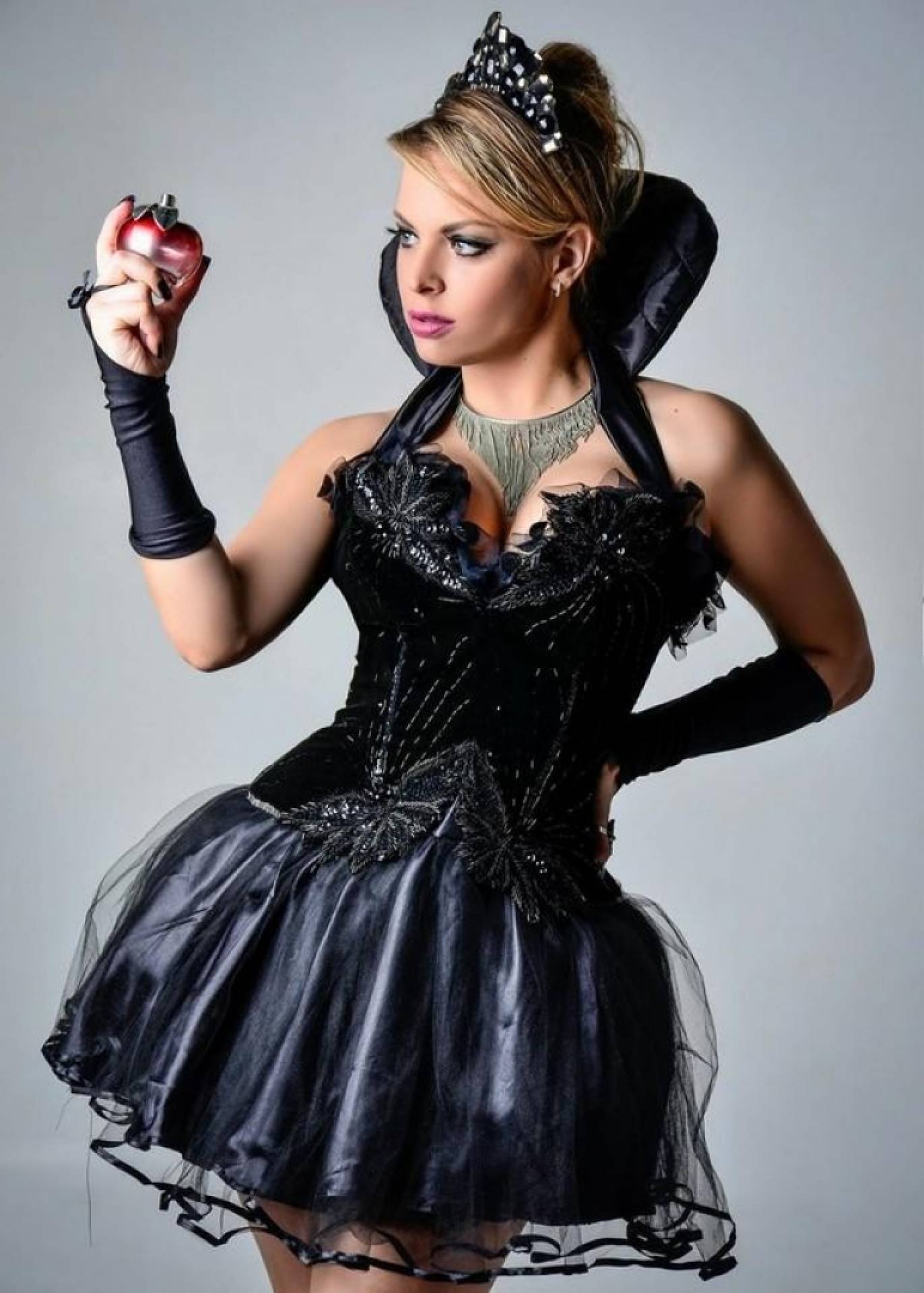 Jessica Lopes, que será a capa da Playboy Portugal em dezembro, se fantasiou de madrasta da Branca de Neve