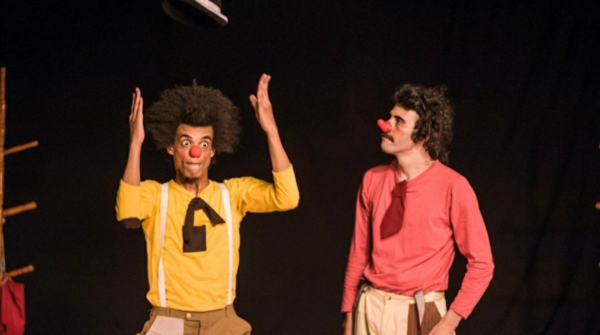 Escafura e Tortobias decidem fazer um filme mudo no espetáculo 'Uma mala para dois palhaços'