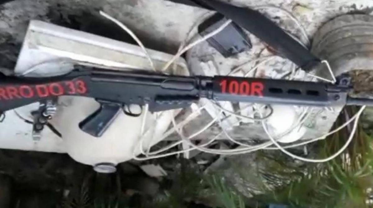 Fuzil com inscrição 'Terro do 33 (sic)', em referência ao 33º BPM, foi apreendido no Frade, em Angra dos Reis