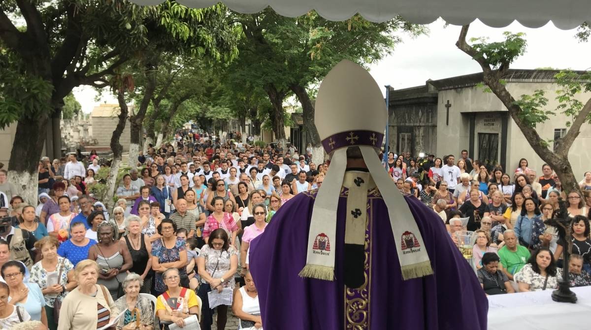 Dom Orani Tempesta em cerimônia no Cemitério do Caju, em 2018. Este ano, o cardeal voltará a rezar missa no local e também em Sulacap - Divulgação