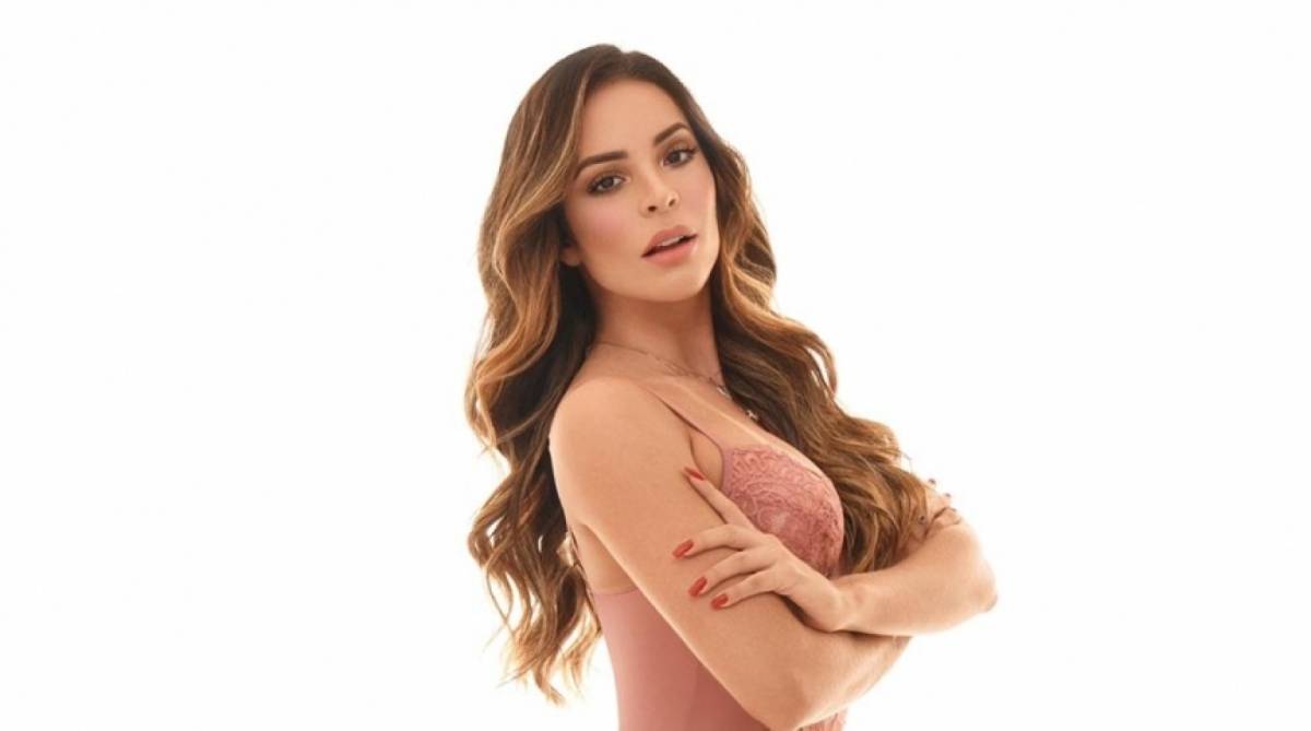 Denise Dias posa para ensaio sensual