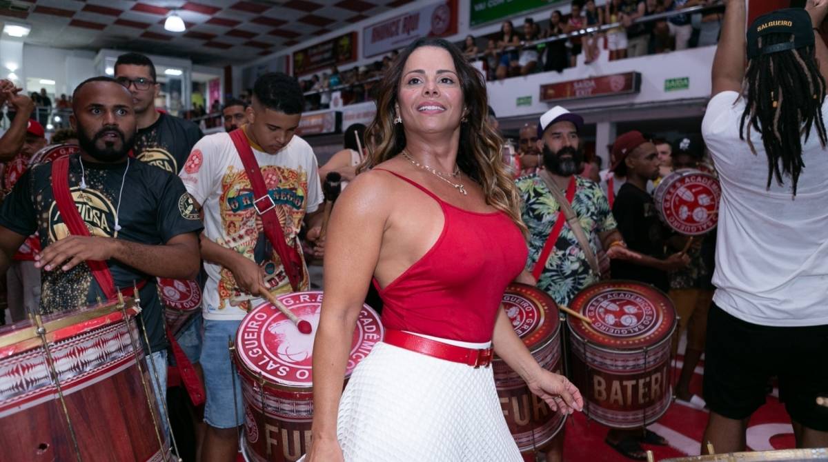Viviane Araújo samba à frente dos ritmistas do Salgueiro em ensaio de comunidade - Divulgação/Alex Nunes