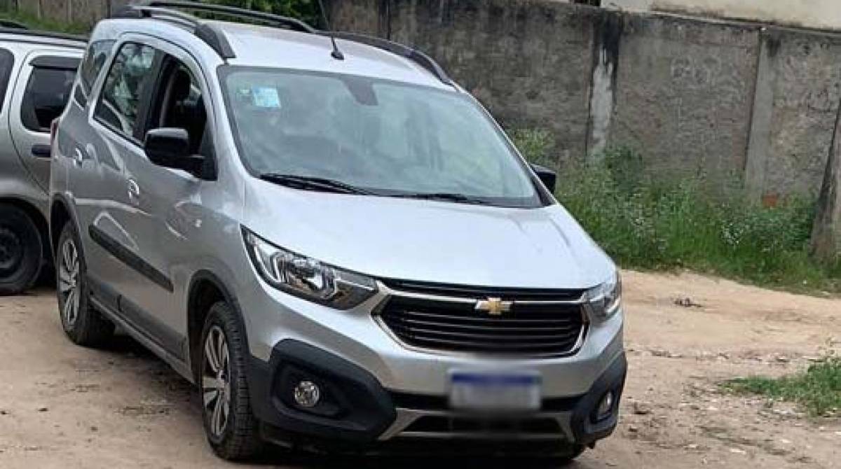 O carro do prefeito Nanci (detalhe) foi recuperado por policiais militares no bairro Amendoeira, pouco tempo depois de ter sido roubado - Divulgação / Prefeitura de São Gonçalo