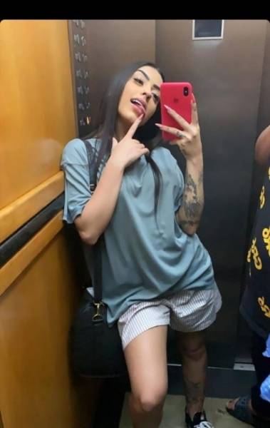 Com look despojado, Mc Mirella dispara: 'bem sapata'