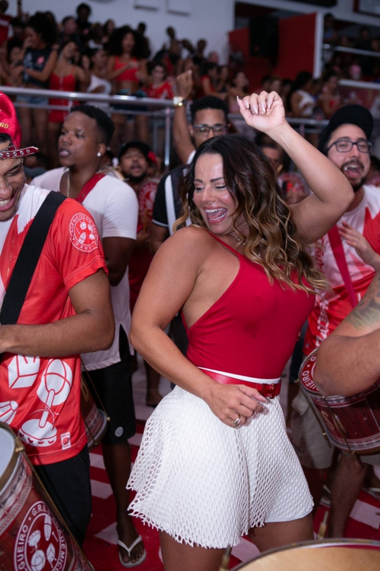 Viviane Araújo samba e esbanja sensualidade na quadra do Salgueiro