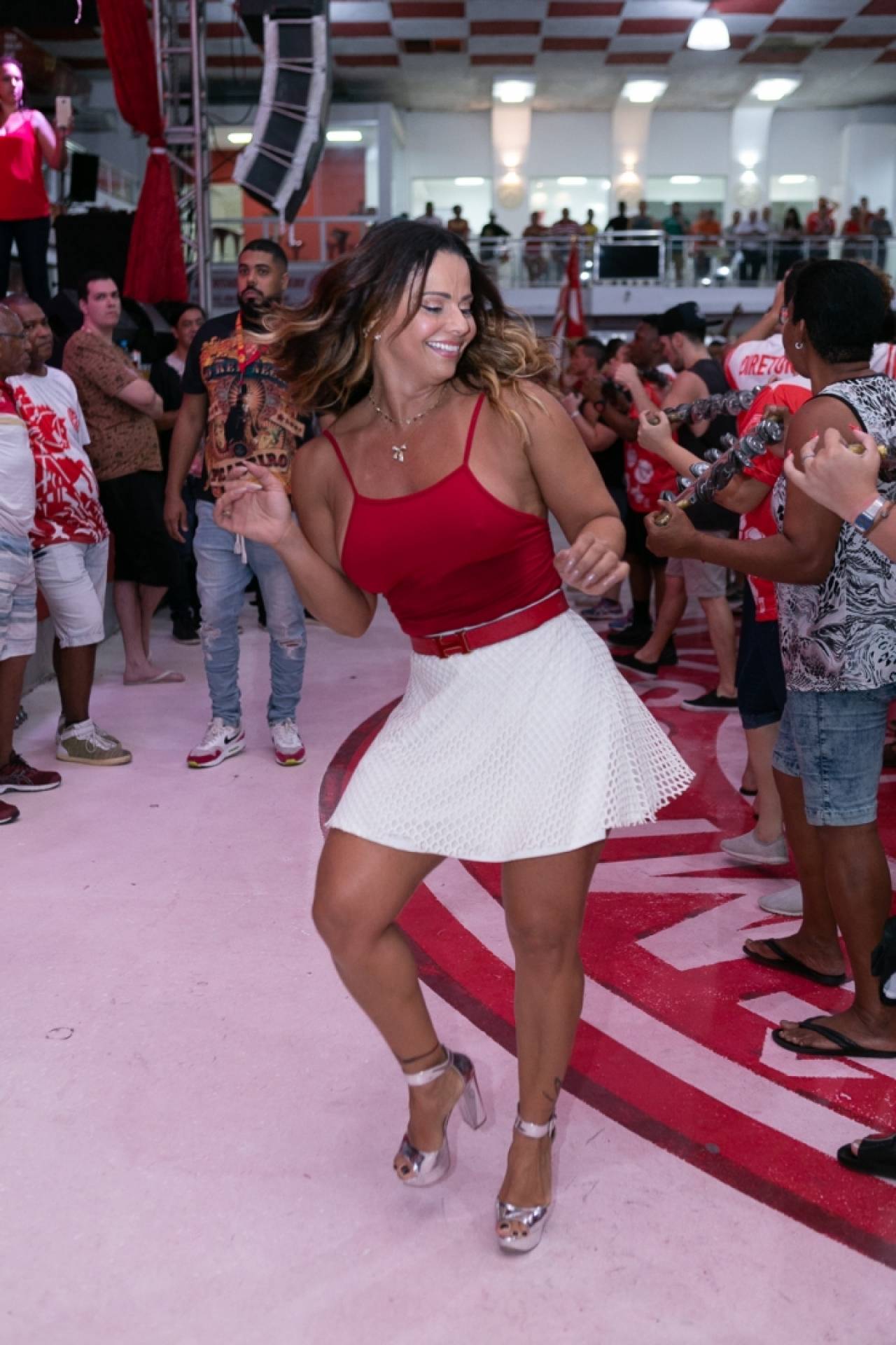 Viviane Araújo samba e esbanja sensualidade na quadra do Salgueiro