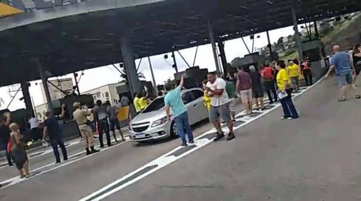 Grupo faz manifestação na Linha Amarela e libera passagem de veículos sem pagamento do pedágio por cinco minutos - Reprodução vídeo / WhatsApp O DIA