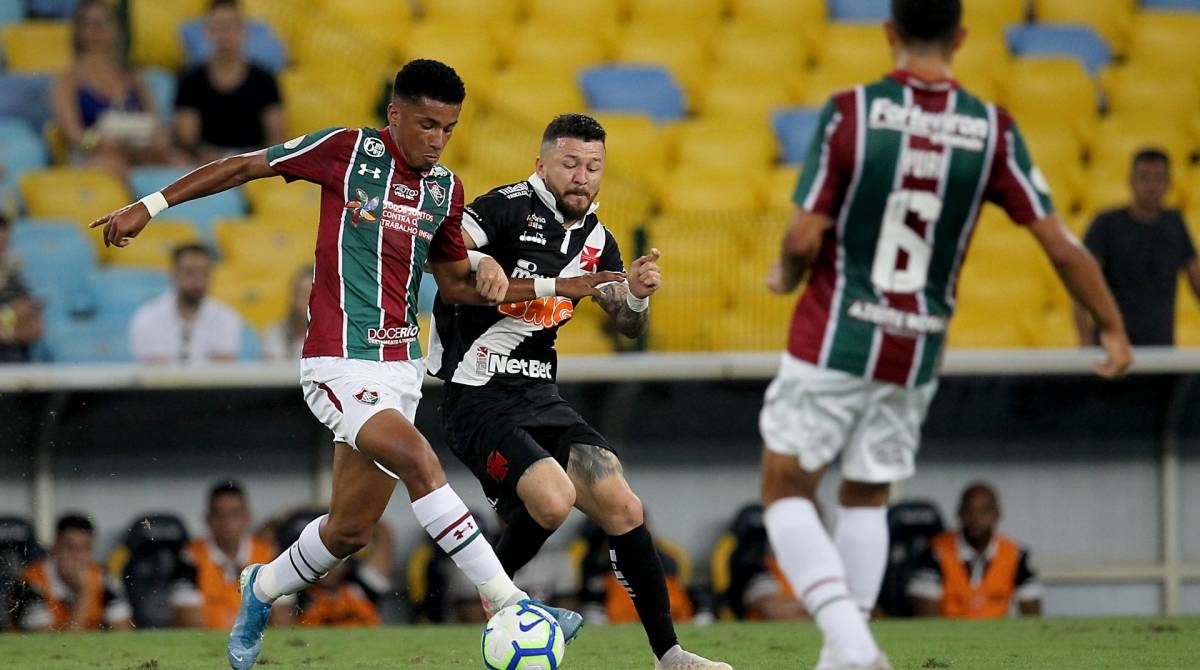 Marcos Paulo (E) e Rossi numa disputa de bola: os ataques não funcionaram, ontem, no clássico