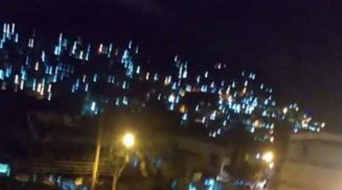 Morro do Juramento durante tiroteio, na noite deste sábado. PM foi impedir baile funk e um policial acabou baleado - Reprodução vídeo / WhatsApp O DIA