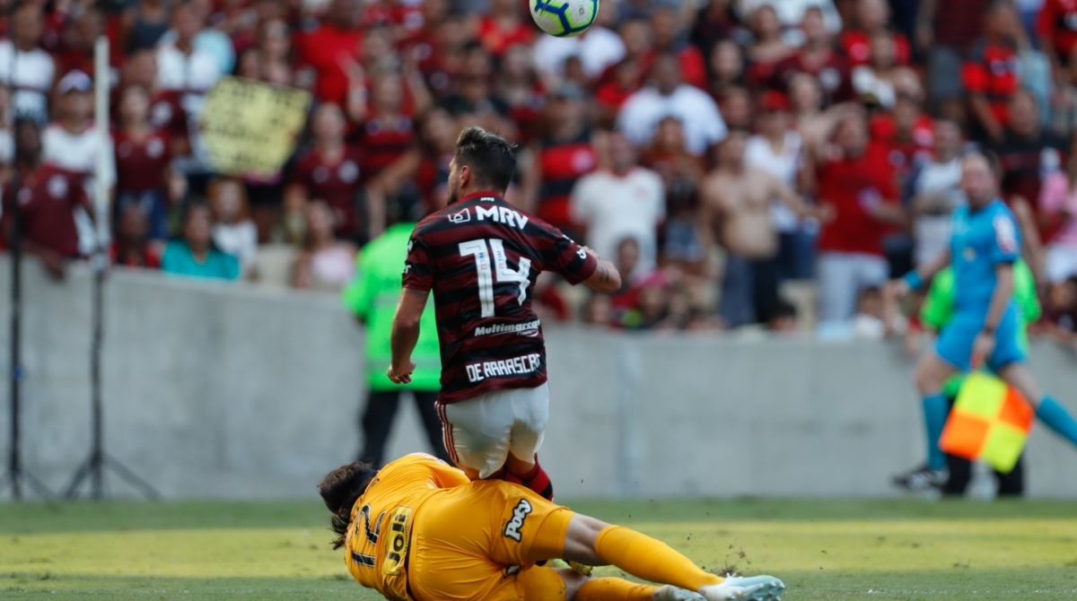 Arrascaeta é derrubado por Cássio na área: pênalti para o Flamengo