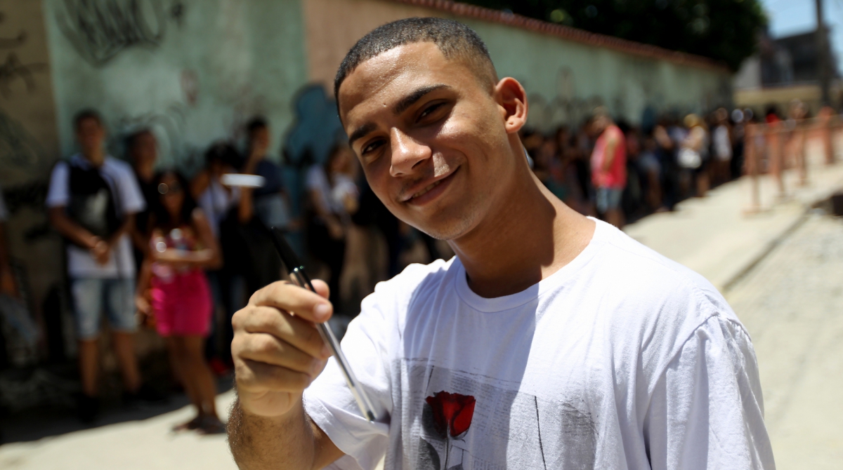 Rio de Janeiro 03/11/2019 - Enem 2019, portoes fecharam as 13:30. Na foto acima o Ryan dos Santos que saiu do presidio a tempo de fazer a prova. Foto: Luciano Belford/Agencia O Dia