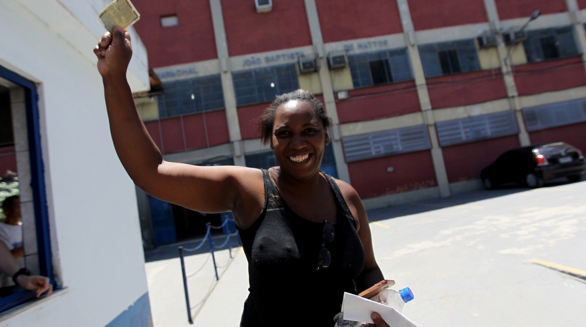 Rio de Janeiro 03/11/2019 - Enem 2019, portoes fecharam as 13:30. Na foto acima a primeira da fila Richile Melo de Souza . Foto: Luciano Belford/Agencia O Dia