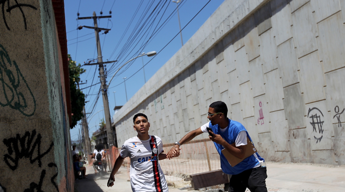 Rio de Janeiro 03/11/2019 - Enem 2019, portoes fecharam as 13:30. Na foto acima aluno chegando para fazer sua prova, faltando alguns segundos para fechar o Portao. Foto: Luciano Belford/Agencia O Dia